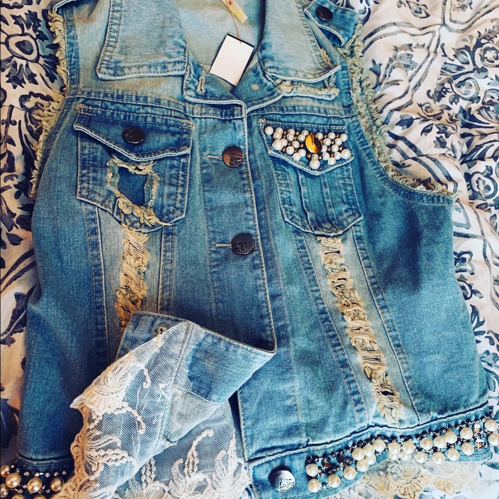 Sleeveless Denise Wash Glammed Denim Jacket